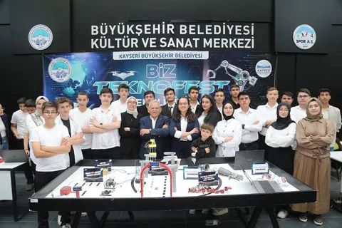  YKS’DE KAYMEK’TEN 4 ÖĞRENCİ İLK BİNE GİRDİ — haber görseli