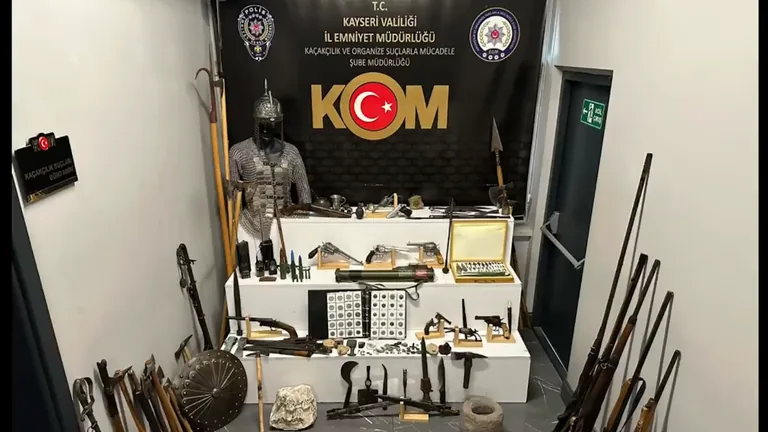 Ev Değil Sanki Müze! KOM Ekiplerinden Tarihi Eser Kaçakçılarına Şok Baskın — haber görseli