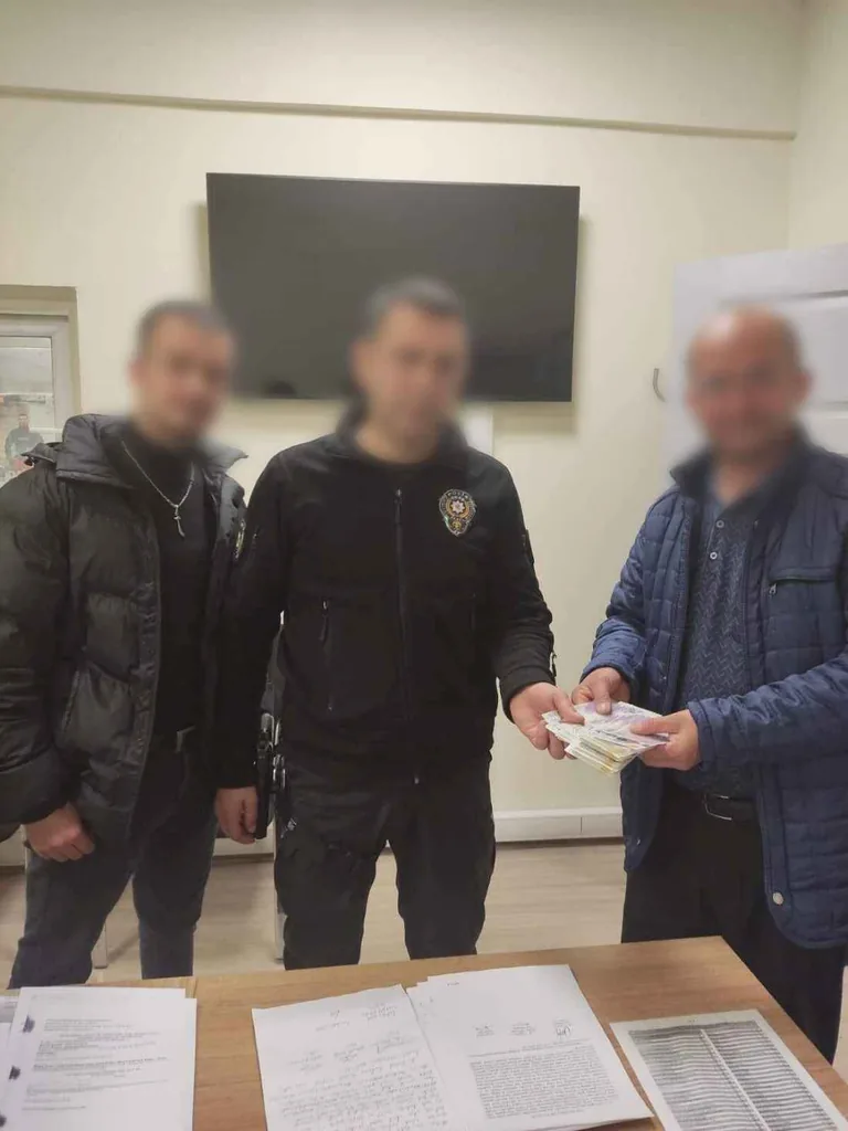 Yaptığı hareketle insanlık ölmemiş dedirtti! Yolda bulduğu 81 bin lirayı polise teslim etti — haber görseli