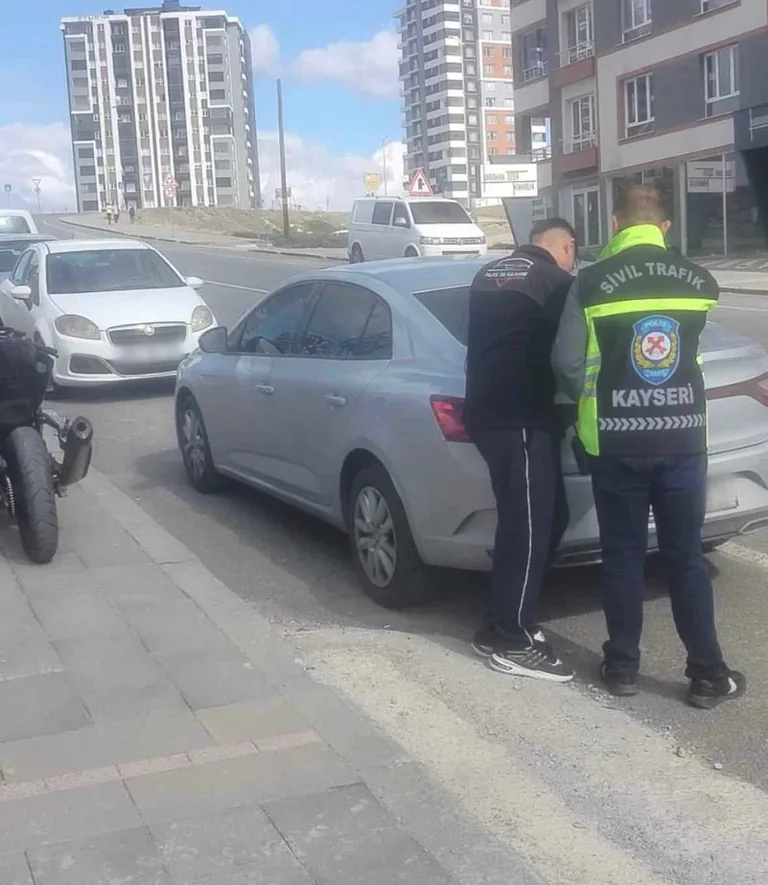 Kayseri’de Plakasız Motosikletle Gürültü Terörü: Sosyal Medya Yakalattı, 142 Bin TL Ceza Kesildi — haber görseli