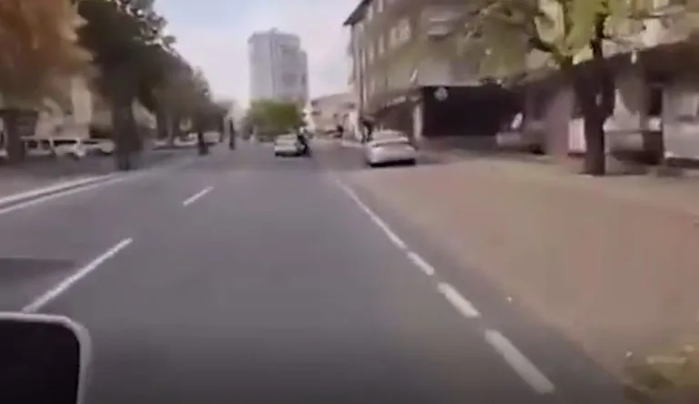 Akıl Almaz Kaza! Hatalı Şerit Değiştirdi, Motosikletliye Çarptı: Sürücü Gözaltında — haber görseli