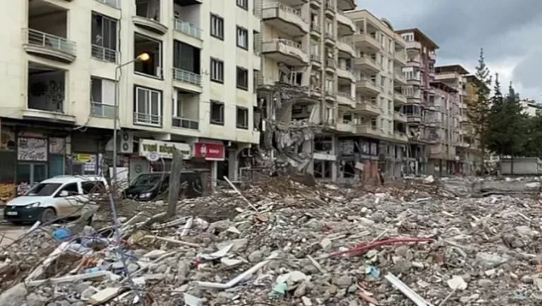 Hatay’da 51 Can Alan Bina Müteahidinden Şaşırtan Talep: “Devlet İhalelerim Var, Tahliyemi İstiyorum” — haber görseli