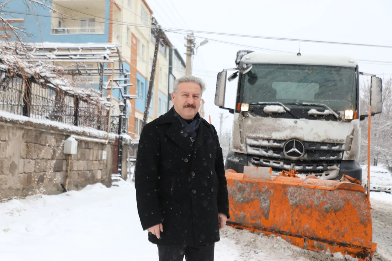Başkan Palancıoğlu Sahada! Melikgazi’de Kar Mesaisi: 58 Mahallede Kesintisiz Ulaşım Seferberliği — haber görseli