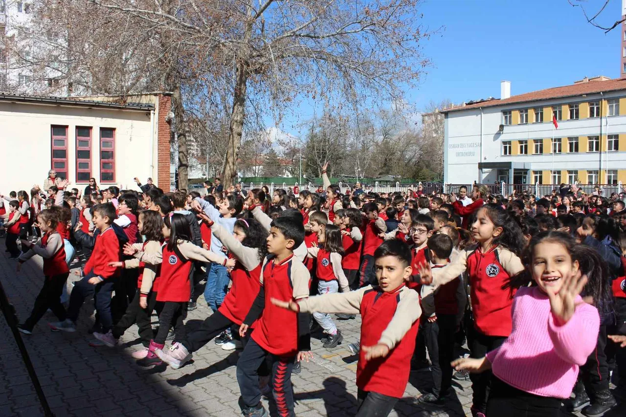 Önce DANS Sonra DERS! Bu Okulda Öğrenciler Derslere Dans Ederek Giriyor — haber görseli