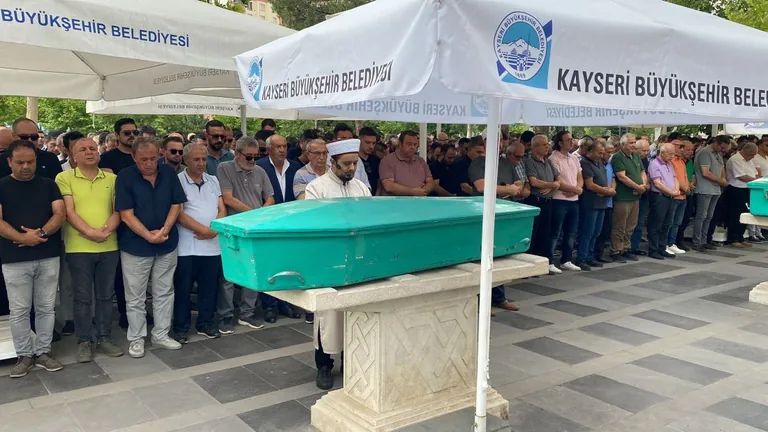 Ofisinde Başından Vurularak Öldürülen Avukat, Defnedildi — haber görseli