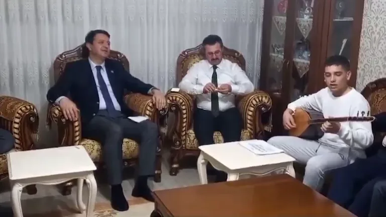 Vatandaştan Mahmut Arıkan ve Coşkun'a Türkü Dinletisi — haber görseli
