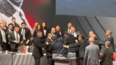 Beşiktaş Divan Kurulu'nda ortalık karıştı! Hasan Arat'a yumruklu saldırı! — haber görseli