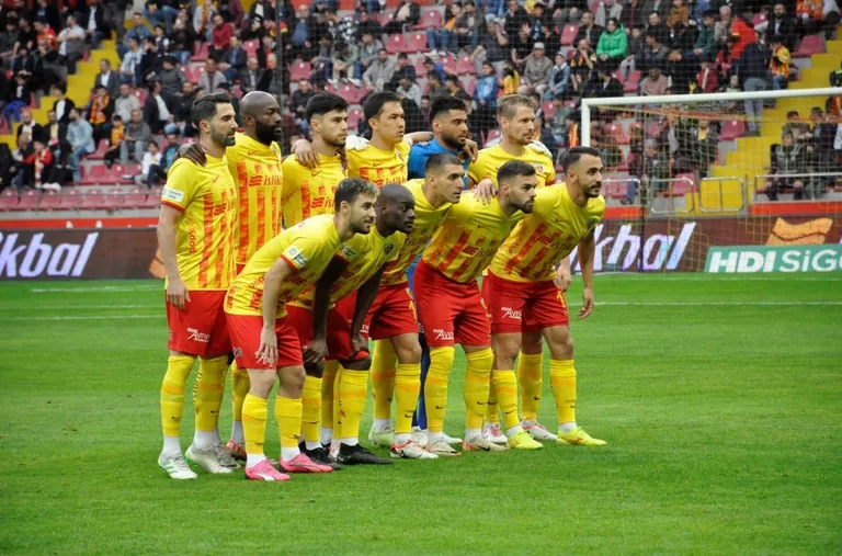 Uçağına 2 Kez Yıldırım İsabet Eden Kayserispor Kafilesi, İstanbul'a Ulaştı — haber görseli