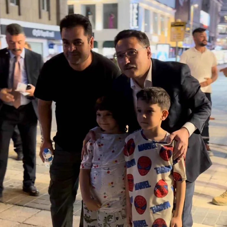 Vali Gökmen Çiçek, Millet Caddesi'nde Vatandaşların Yoğun İlgisiyle Karşılaştı — haber görseli