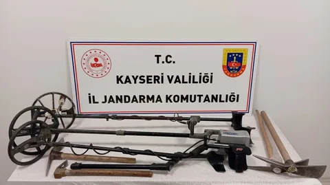 Jandarmadan YEŞİLHİSAR’ da Kaçak Kazı Operasyonu: 4 Defineci Suçüstü Yakalandı — haber görseli