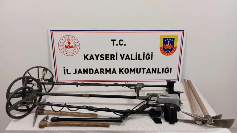 Jandarmadan YEŞİLHİSAR’ da Kaçak Kazı Operasyonu: 4 Defineci Suçüstü Yakalandı — haber görseli