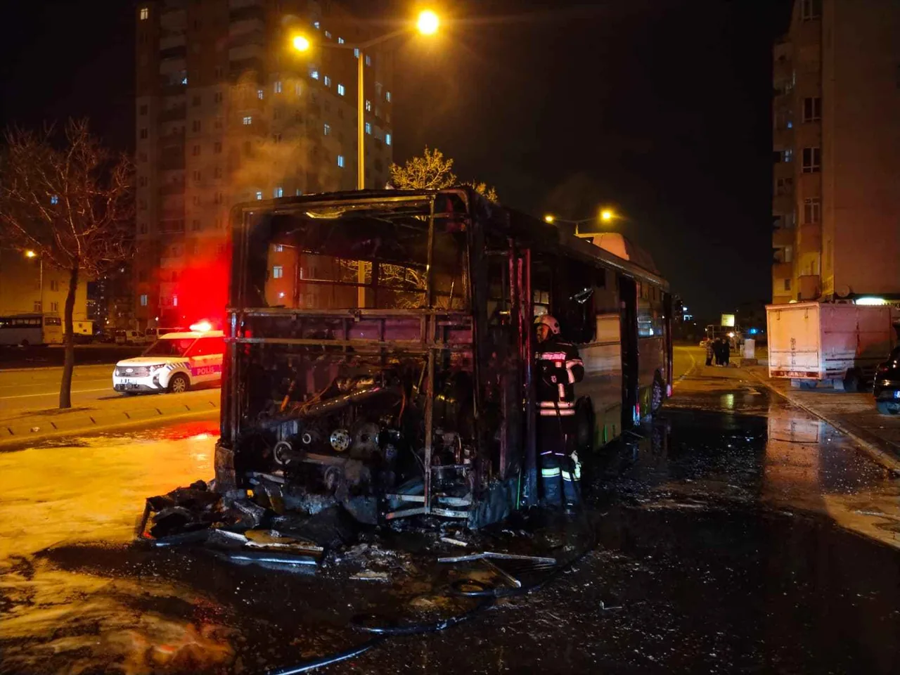 KAYSERİ'DE HALK OTOBÜSÜ ALEV ALEV YANDI: OTOBÜSTEN GERİYE DEMİR YIĞINLARI KALDI — haber görseli