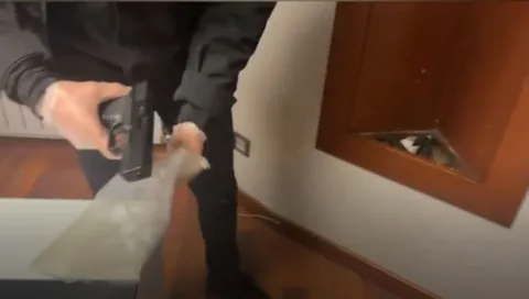 Kayseri’de Sokak Satıcısına Gece Operasyonu: Torbacı Evinden Cephanelik Çıktı — haber görseli
