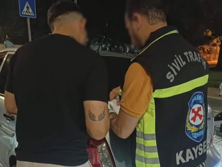 Mimarsinan Kavşağı'ndaki Magandaya Ağır Ceza! TRAFİKTE SALDIRMAYA KALKTI, BEDELİNİ AĞIR ÖDEDİ! — haber görseli