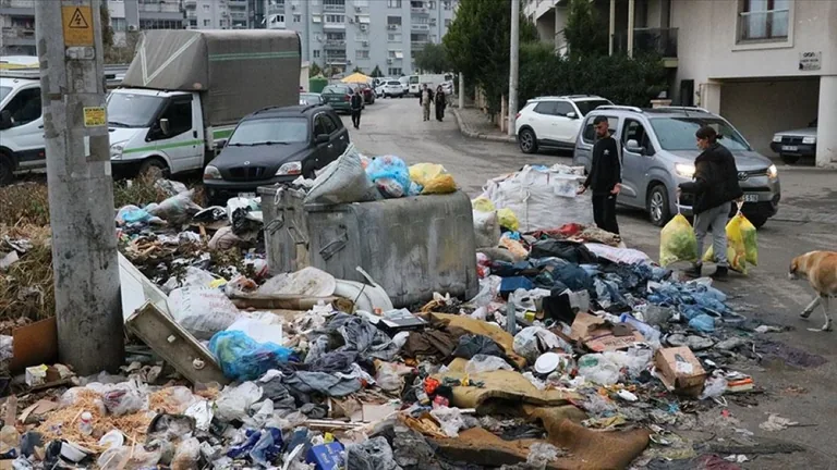 23 Bin İşçinin Grevi İzmir’i Felç Etti! İZMİR ÇÖP YIĞININA DÖNDÜ :  — haber görseli