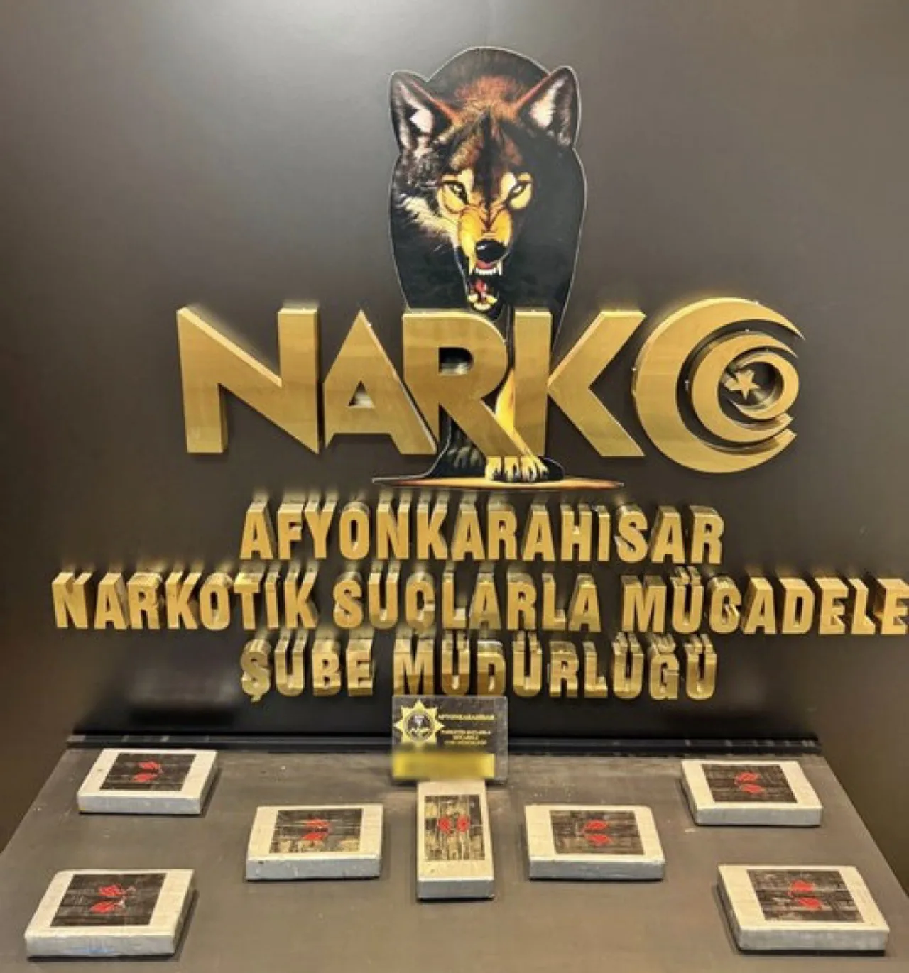 Afyonkarahisar’da Araca Zulalanmış 7,5 Kilo Uyuşturucu Ele Geçirildi! 3 Kişi Tutuklandı — haber görseli
