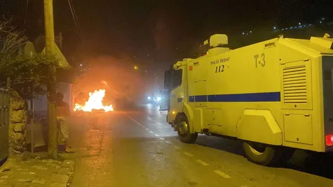 Danişmentgazi Mahallesi’nde meydana gelen olaylarda 5 polis olmak Üzere 6 kişi yaralandı — haber görseli