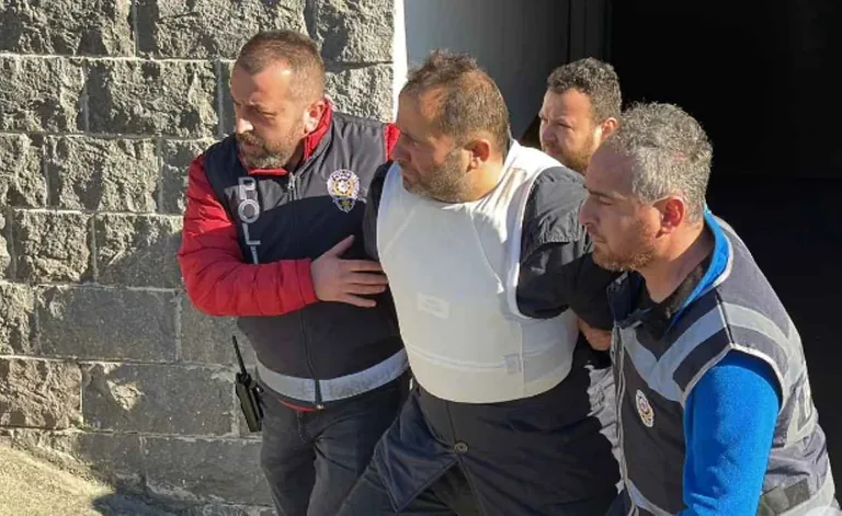 Rize'de silahlı saldırıda Öldürülen İki PTT Çalışanının Cenazeleri Defnedildi — haber görseli