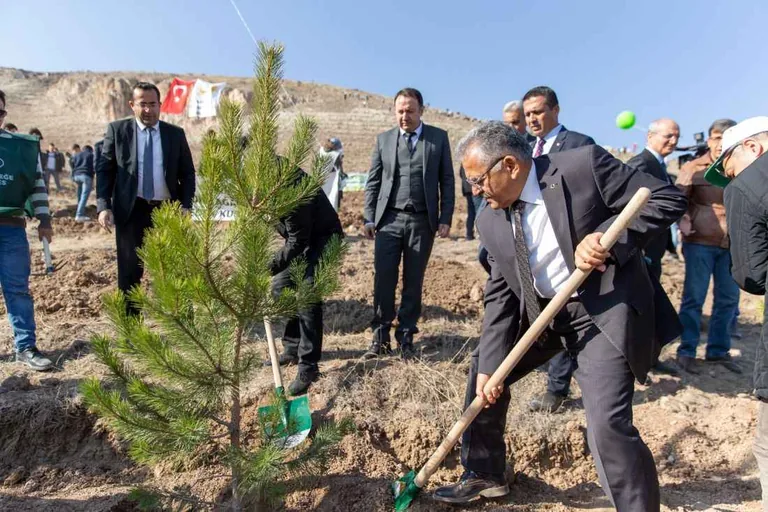 Bakanlık ve Belediye İş Birliğinde Erciyes'te Ağaçlandırma Töreni — haber görseli