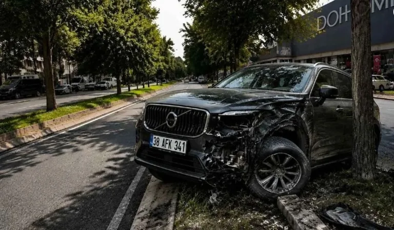 Kayserispor Başkanı Ali Çamlı Trafik Kazası Geçirdi! Kediye Çarpmamak İçin Refüje Çıktı — haber görseli