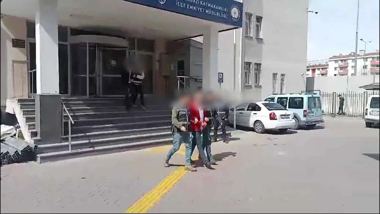 Kayseri Emniyeti Suçlulara Göz Açtırmıyor: Toplamda 98 Yıl Hapis Cezası Bulunan 10 Şahıs Tutuklandı — haber görseli