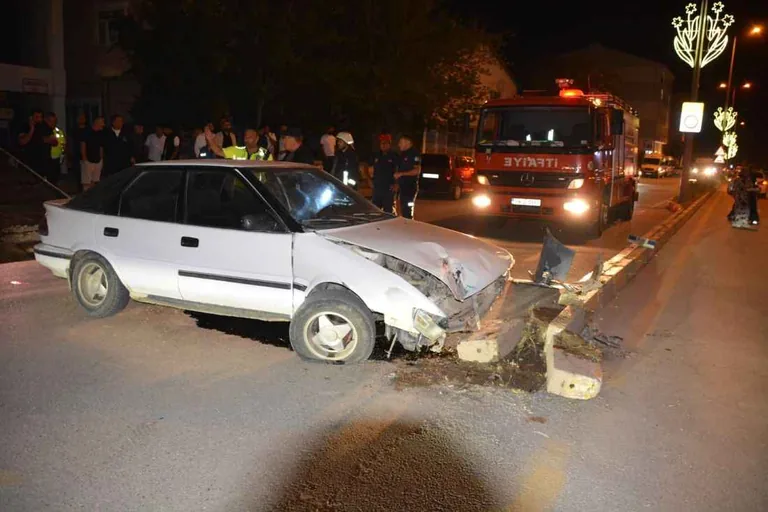 Yahyalı'da kontrolden çıkan otomobil kavşakta kaldırıma çarptı! Sürücü yaralandı — haber görseli