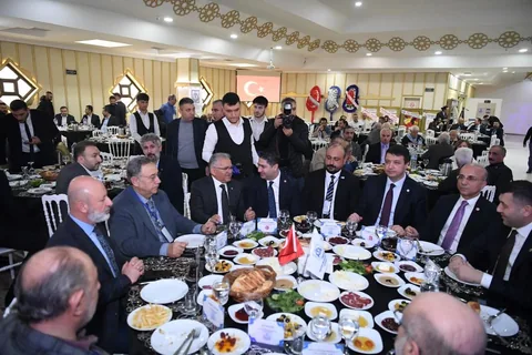 Siyasileri Bir Araya Getiren Genel Kurul! CHP, AKP, MHP ve SAADET Partili Siyasiler Yan Yana — haber görseli
