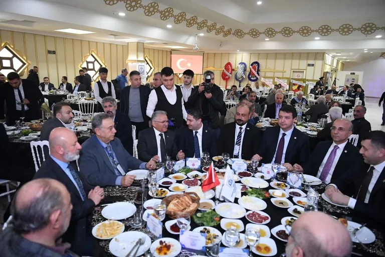Siyasileri Bir Araya Getiren Genel Kurul! CHP, AKP, MHP ve SAADET Partili Siyasiler Yan Yana — haber görseli