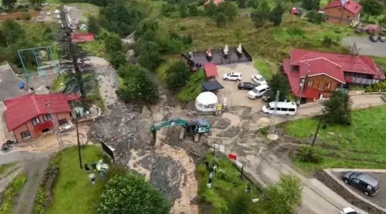 Trabzon Uzungöl’de Heyelan Paniği! Turistler Derenin Karşısında Mahsur Kaldı — haber görseli