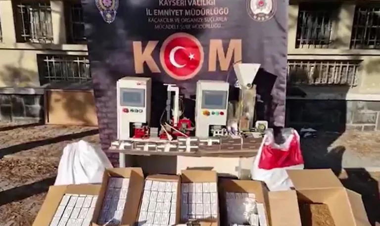 Son Dakika Kayseri.. KAÇAK SİGARA İMALATHANESİNE BASKIN! 49 BİN MAKARON ELE GEÇİRİLDİ — haber görseli