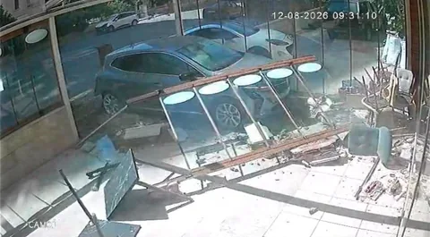 Önce Çarpıştılar Sonra Fırına Daldılar! Kayseri'de Otomobil Fırına Girdi: O Anlar Kamerada — haber görseli