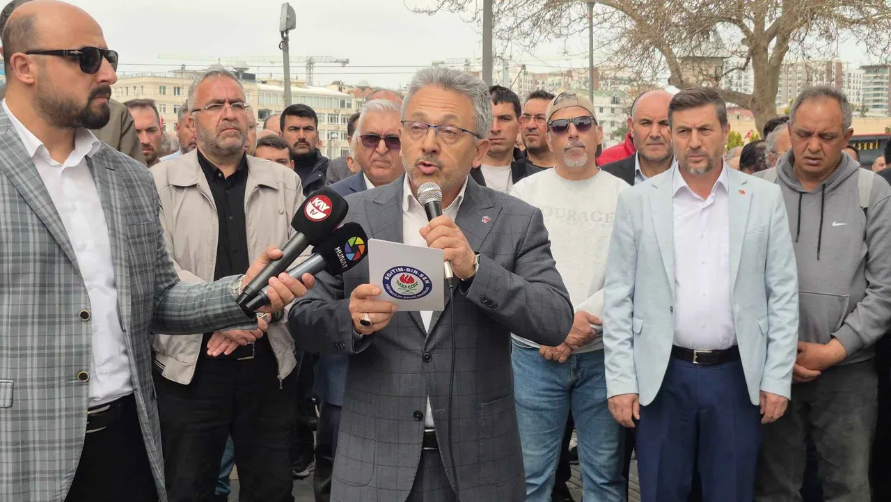 Eğitim Bir-Sen Kayseri Şubesi’nden Kahramanmaraş’ta hayatını kaybedenler için gıyabi cenaze namazı — haber görseli