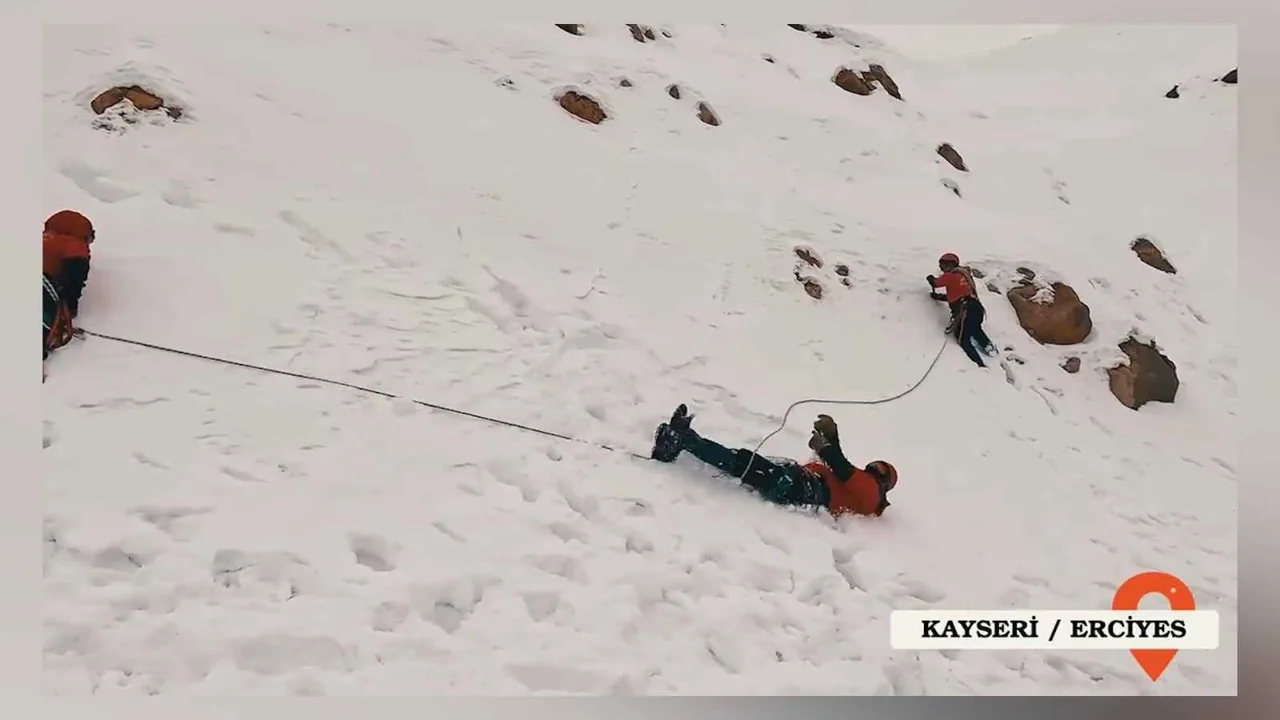 Erciyes Dağı'nda Jandarma Ekipleri 74. Kez Dağ Arama Kurtarma Eğitimlerini Başarıyla Tamamladı — haber görseli