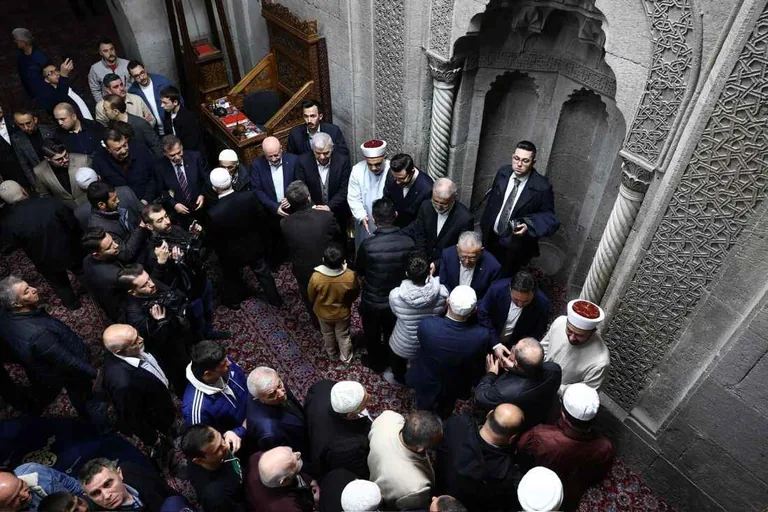 KAYSERİ PROTOKOLÜ BAYRAM NAMAZI SONRASI KAYSERİLİLERLE BAYRAMLAŞTI — haber görseli