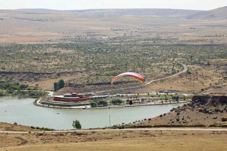 İncesu’da Adrenalin Dolu Günler! Zipline’dan Sonra Şimdi de Yamaç Paraşütü — haber görseli