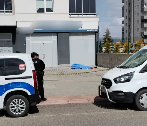 Kayseri'de 3. Kattan Düşen 83 Yaşındaki Adam Hayatını Kaybetti — haber görseli
