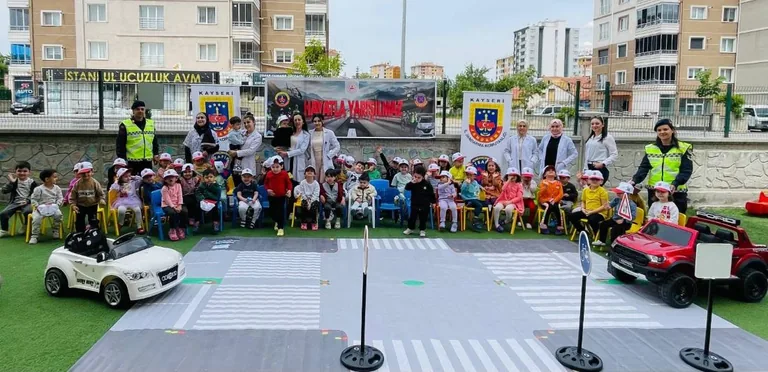 Kayseri'de Jandarma Ekiplerinden Çocuklara Trafik Eğitimi — haber görseli