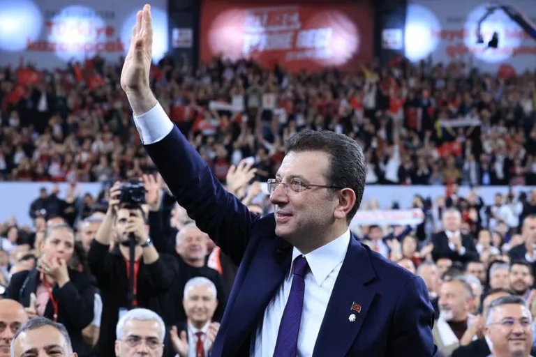 Ekrem İmamoğlu Kayseri’de Coşkuyla Karşılandı: "Memleketin Bereketini Kaçıranları Eve Göndereceğiz!" — haber görseli