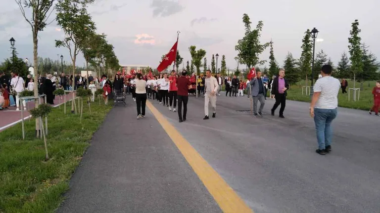 19 Mayıs Gençlik ve Spor Bayramı kapsamında fener alayı yürüyüşü düzenlendi — haber görseli