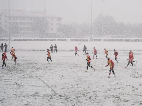 Kayserispor’da Kar Altında Tempolu Antreman! Erling Moe İlk Antrenmanına Çıktı — haber görseli