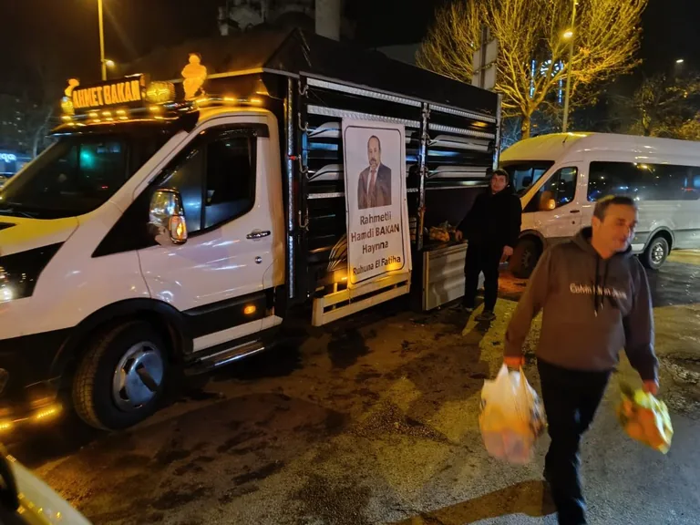 Babasının Anısına Kayseri’yi Turuncuya Boyadı! Hamdi Bakan Ruhuna 30 Ton Mandalina ve Çorba Dağıttı — haber görseli