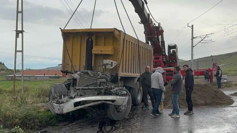 Kayseri’de Hemzemin Geçitte Feci Kaza: Tren ile Kamyon Çarpıştı, 2 Yaralı — haber görseli