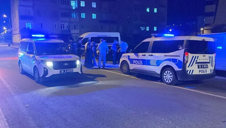 Kayseri'de Gürültü Kavgası Kanlı Bitti: 1 Kişi Satırla 2 Kişi Darp Sonucu Yaralandı — haber görseli