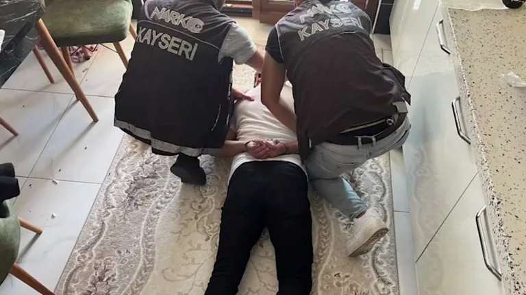 Kayseri’de Nefes Kesen Operasyon: Uyuşturucu Taciri Firari Enselendi — haber görseli