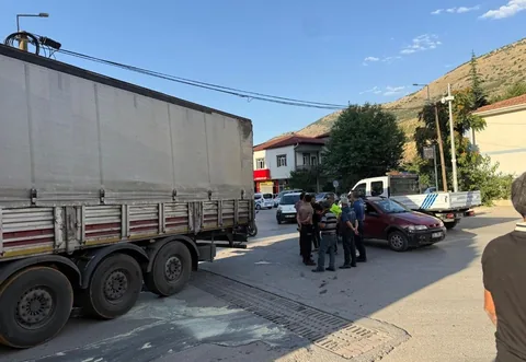 Kayseri Yahyalı'da Seyir Halindeki TIR'ın Dorsesi Alev Aldı! Facia Son Anda Önlendi — haber görseli