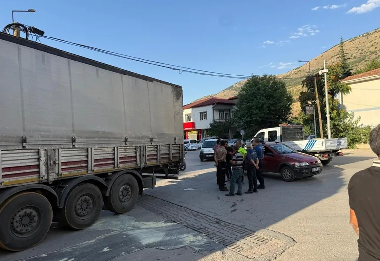 Kayseri Yahyalı'da Seyir Halindeki TIR'ın Dorsesi Alev Aldı! Facia Son Anda Önlendi — haber görseli