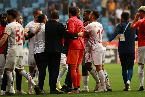 Adana Demirspor - Kayserispor Maçında Gerginlik: Taraftarlar Sahaya Meşale Attı — haber görseli