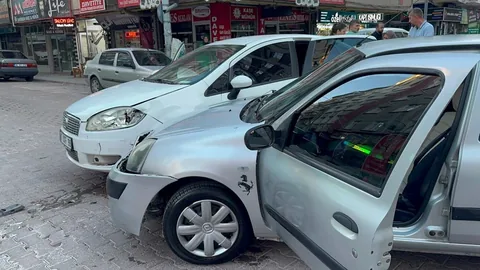 Sahabiye'de Maddi Hasarlı Kaza! İki Otomobil Çarpıştı, Şans Eseri Yaralanan Olmadı — haber görseli