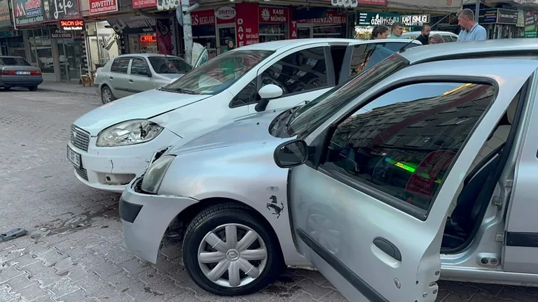 Sahabiye'de Maddi Hasarlı Kaza! İki Otomobil Çarpıştı, Şans Eseri Yaralanan Olmadı — haber görseli