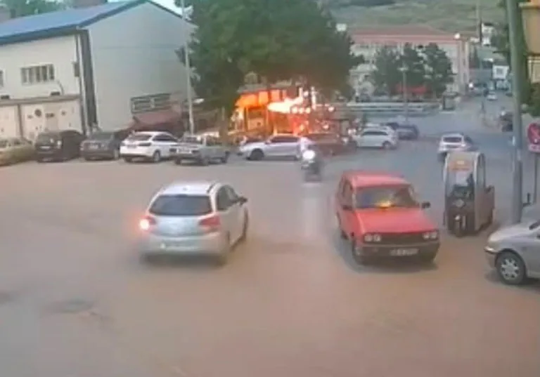 Yahyalı'da otomobil ile motosiklet çarpıştı! Kaza anı kamerada — haber görseli